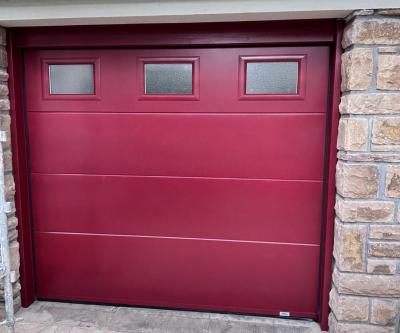 Porte sectionnelle motorisée avec hublots